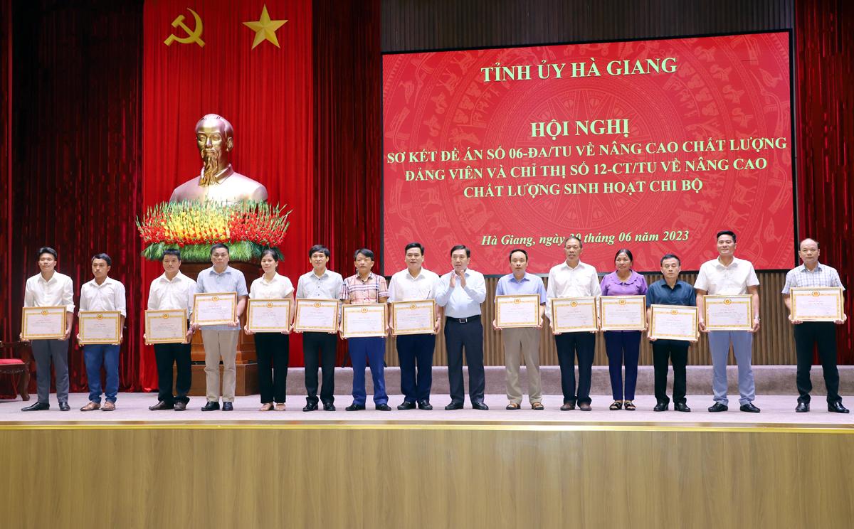 Quyền Bí thư Tỉnh ủy Nguyễn Mạnh Dũng trao Bằng khen của BTV Tỉnh ủy cho các tập thể, cá nhân có thành tích xuất sắc trong thực hiện Đề án số 06 và Chỉ thị số 12 của BTV Tỉnh ủy.