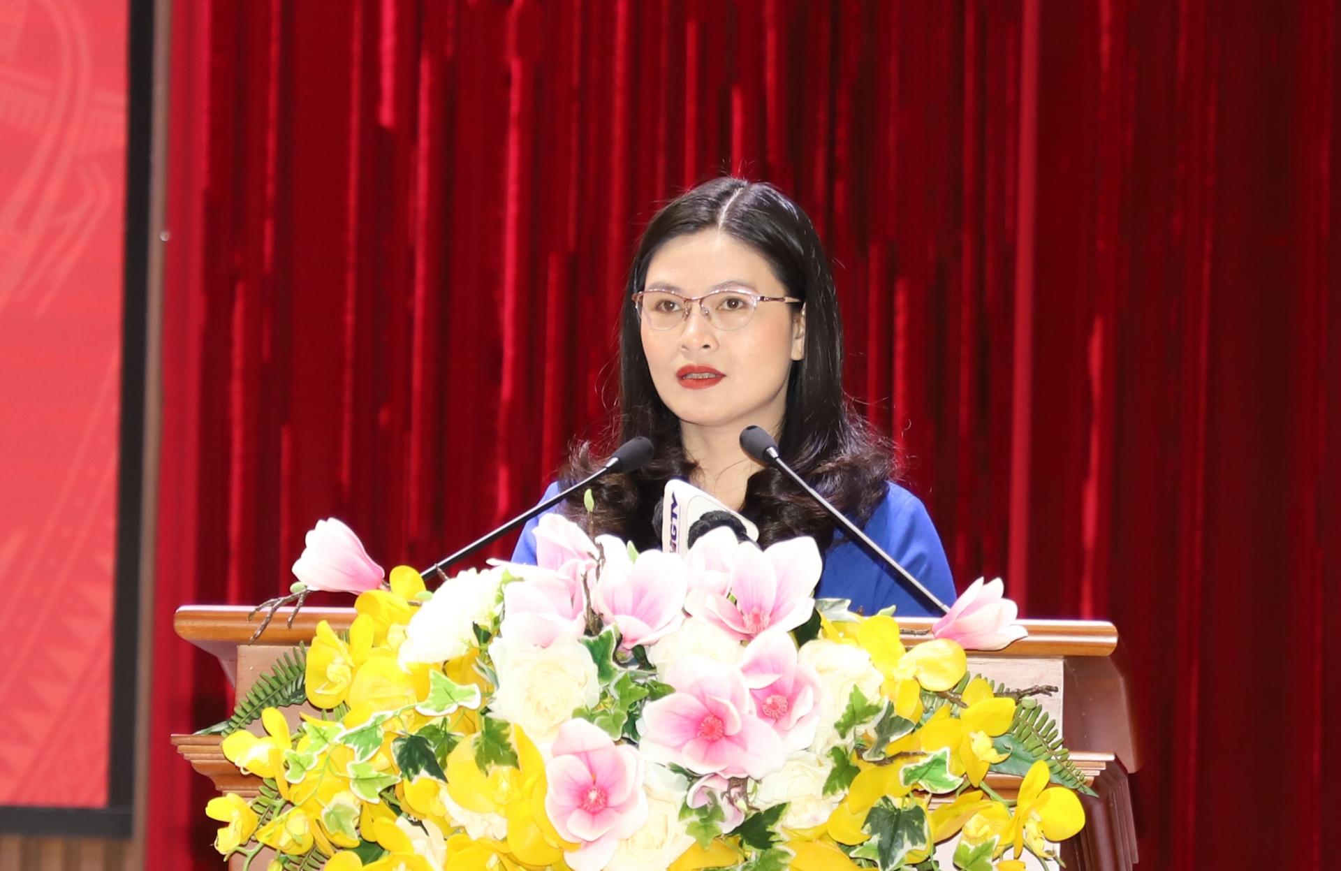 Bí thư Huyện ủy Mèo Vạc Vương Ngọc Hà tham luận tại hội nghị