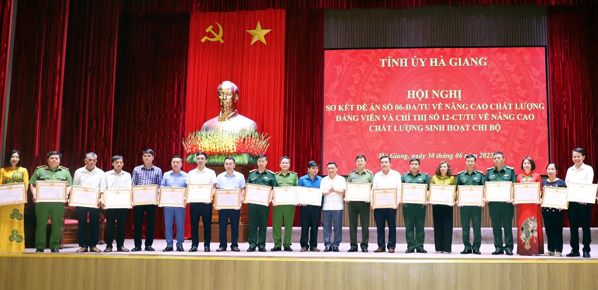 Trưởng ban Tổ chức Tỉnh ủy Nguyễn Minh Tiến trao Bằng khen cho các tập thể, cá nhân có thành tích xuất sắc trong thực hiện Đề án số 06 và Chỉ thị số 12.