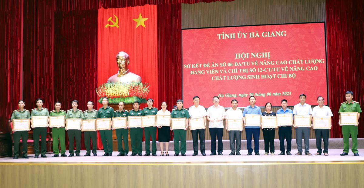 Trưởng ban Dân vận Tỉnh ủy Trần Mạnh Lợi trao Bằng khen cho các tập thể, cá nhân có thành tích xuất sắc trong thực hiện Đề án số 06 và Chỉ thị số 12.