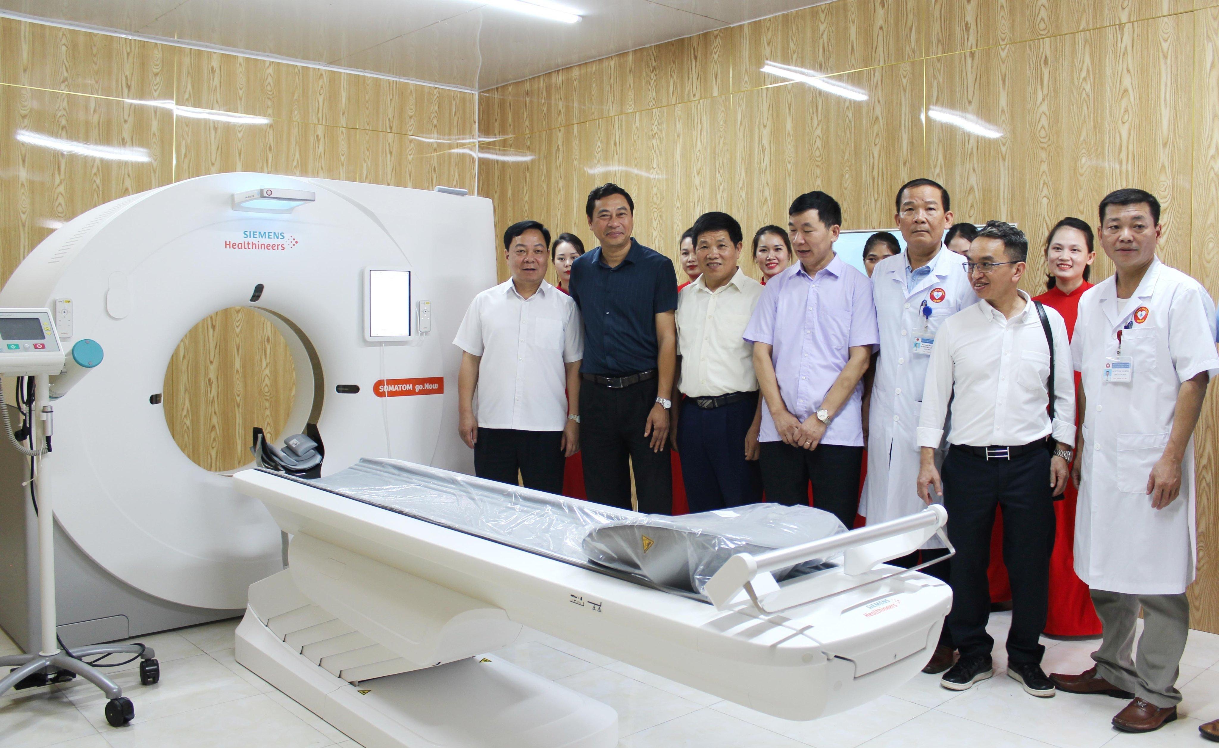 Lãnh đạo Sở Y tế, UBND huyện, BVĐK huyện Xín Mần thăm phòng chụp city cắt lớp vi tính SOMATOM  32 lát cắt/vòng quay