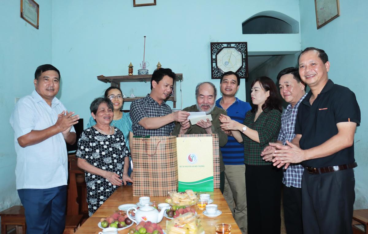 Đồng chí Đặng Quốc Khánh, Bộ Trưởng Bộ Tài nguyên và Môi trường cùng các đại biểu tặng quà gia đình Thương binh Nguyễn Vô Vàn, tổ 14, phường Nguyễn Trãi.