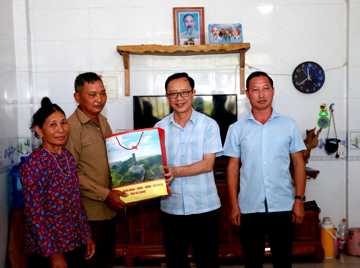 Đồng chí Thào Hồng Sơn thăm, tặng quà Thương binh Hoàng Văn Chương, tại thị trấn Vinh Quang (Hoàng Su Phì).