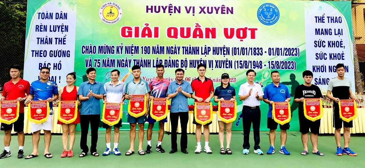 Các đồng chí lãnh đạo tỉnh, huyện Vị Xuyên trao cờ lưu niệm cho các đội tham gia giải đấu.