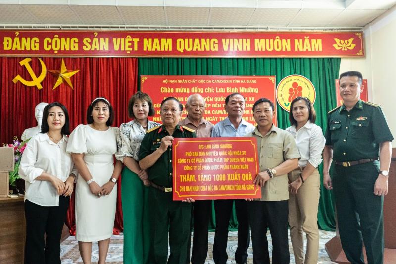 Đoàn công tác Ban Dân nguyện trao quà cho các nạn nhân chất độc da cam/Dioxin và gia đình chính sách  tỉnh Hà Giang -0