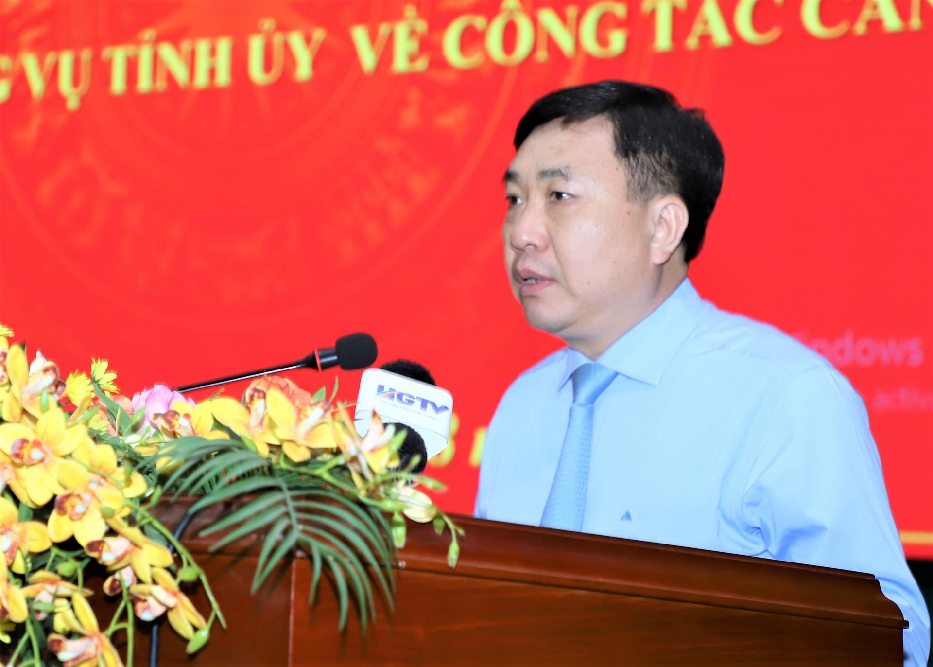 Quyền Bí thư Tỉnh ủy Nguyễn Mạnh Dũng phát biểu giao nhiệm vụ cho đồng chí Triệu Tài Phong và đồng chí Nguyễn Trung Ngọc