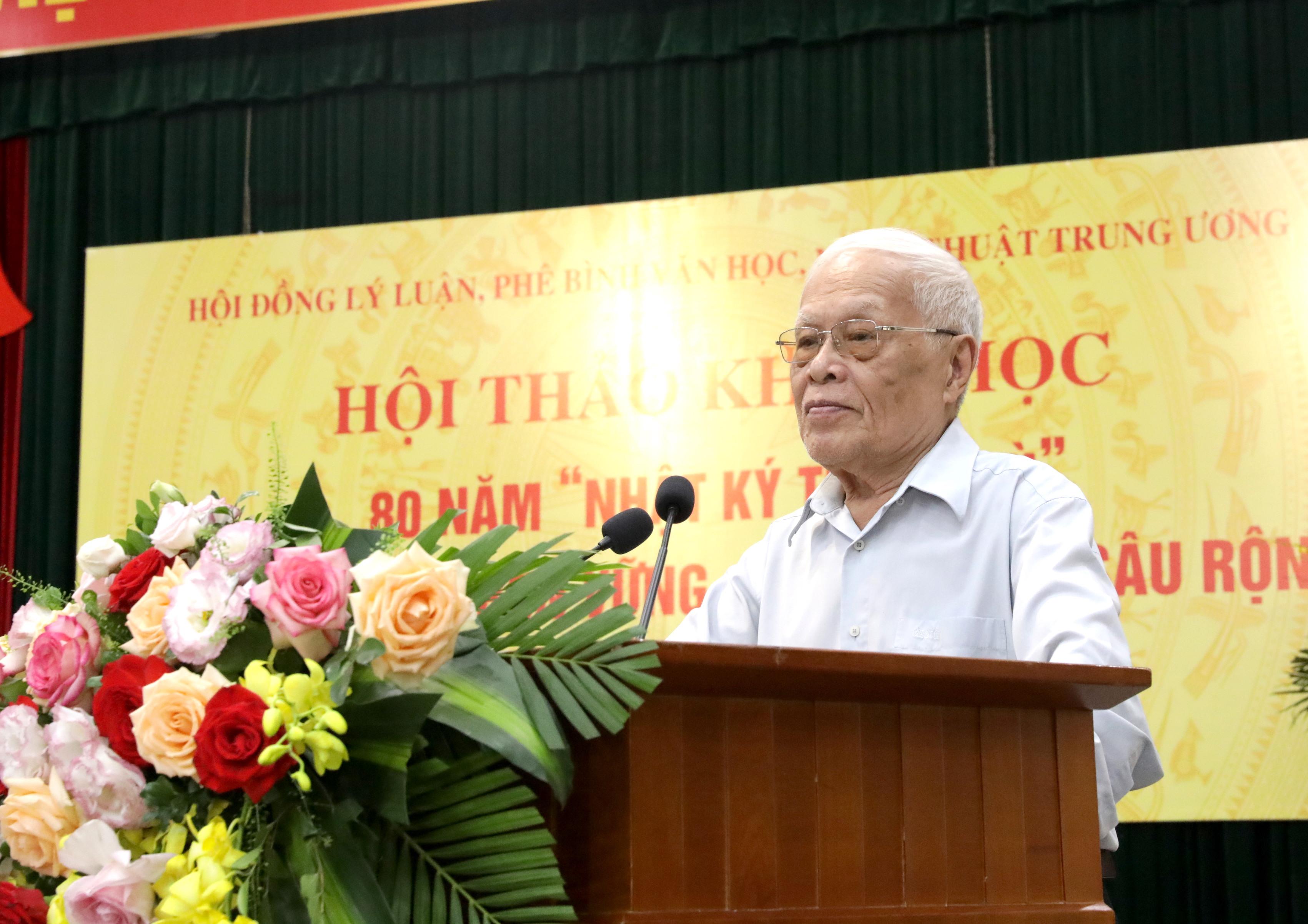 GS. Phong Lê, Nguyên Viện trưởng Viện Văn học phát biểu. (Ảnh: TA)