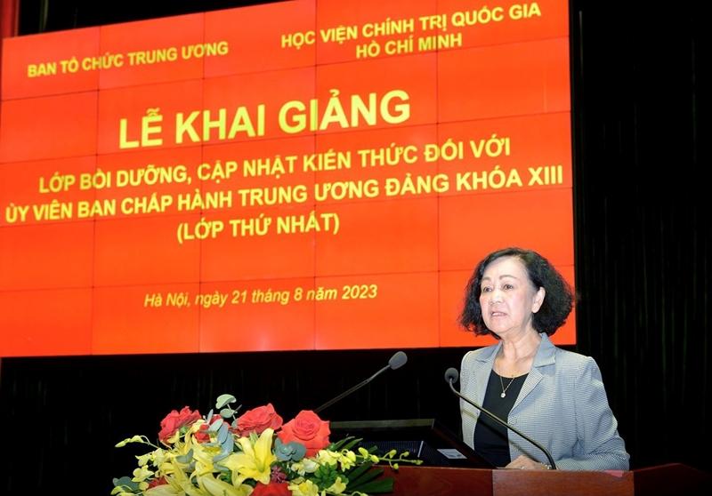 Đồng chí Trương Thị Mai, Ủy viên Bộ Chính trị, Thường trực Ban Bí thư, Trưởng Ban Tổ chức Trung ương phát biểu tại Lễ khai giảng.