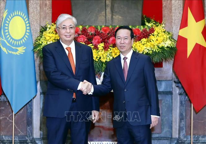 Chủ tịch nước Võ Văn Thưởng và Tổng thống Kazakhstan Kassym-Jomart Tokayev tại lễ đón. Ảnh: Thống Nhất/TTXVN