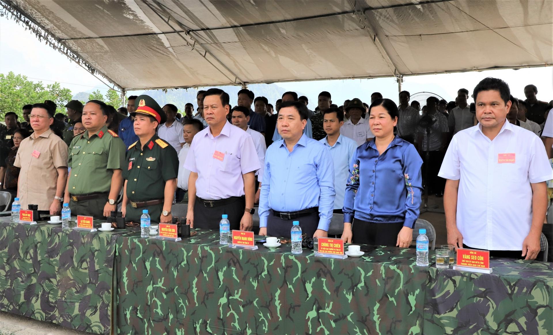 Quyền Bí thư Tỉnh ủy Nguyễn Mạnh Dũng và Chủ tịch UBND tỉnh Nguyễn Văn Sơn chỉ đạo khu vực diễn tập thực binh bắn chiến đấu.