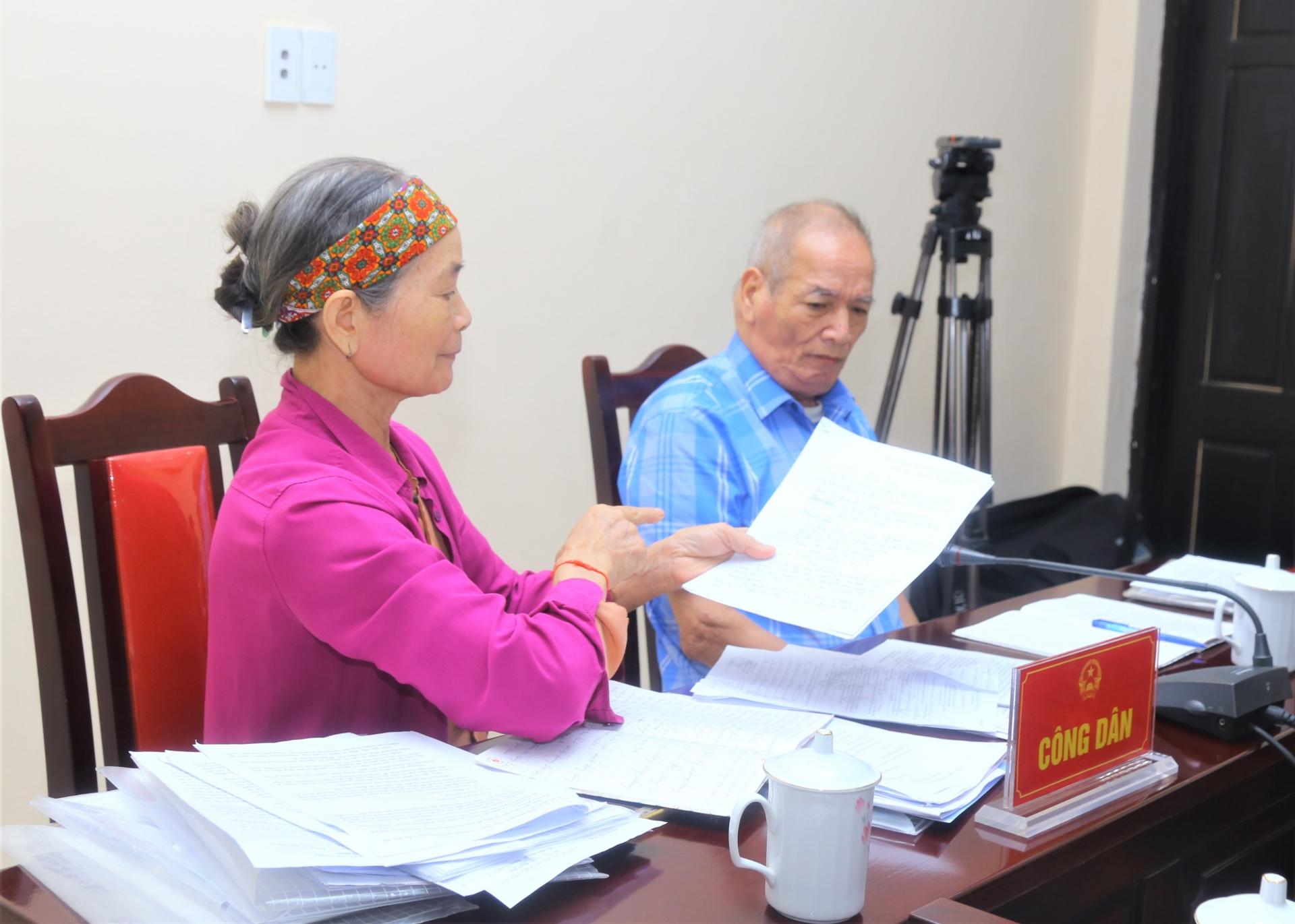 Ông Nguyễn Chiến Binh và vợ là bà Hoàng Thị Điêng trú tại tổ 4, thị trấn Cốc Pài trình bày nội dung khiếu nại.