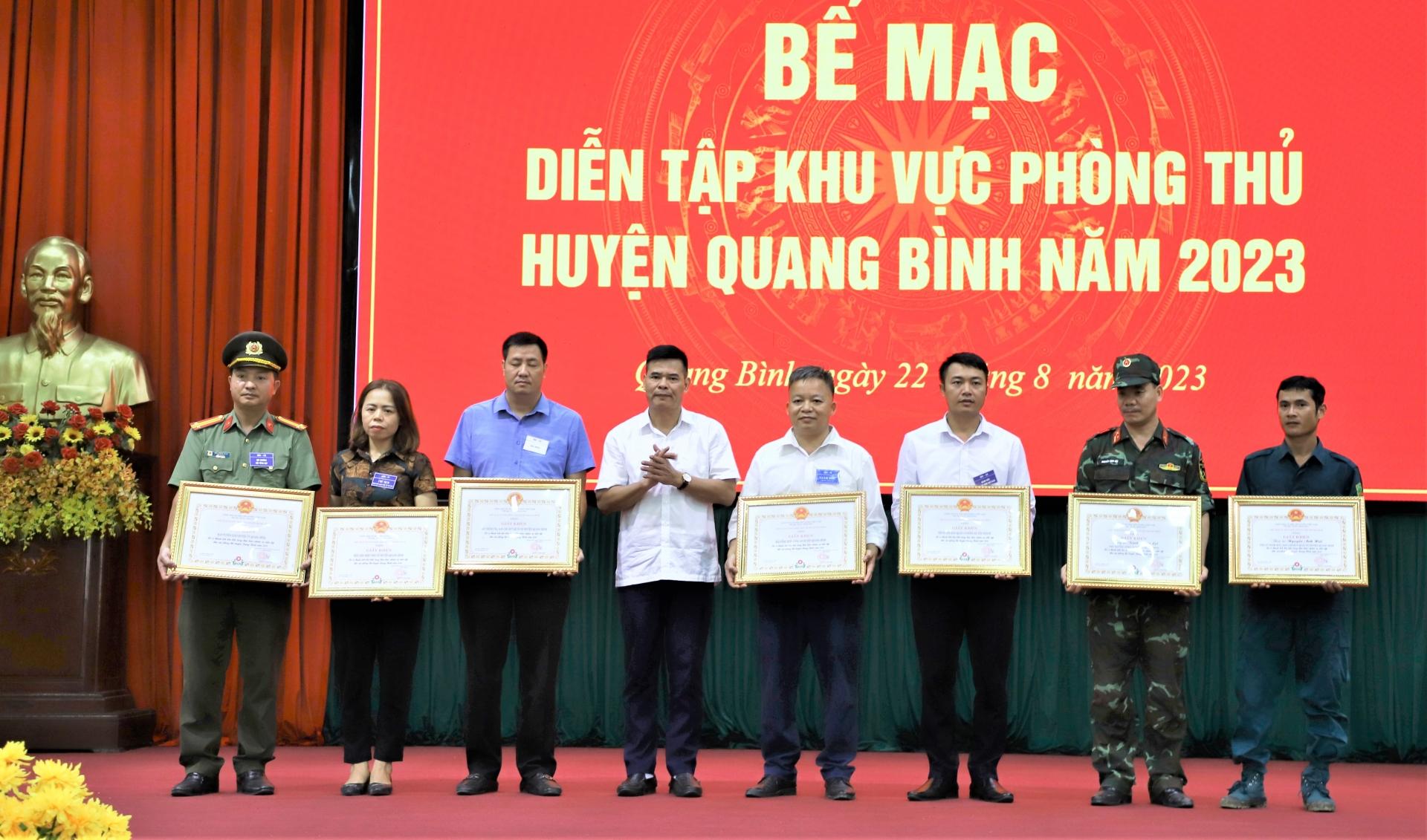 Lãnh đạo huyện Quang Bình tặng Giấy khen cho các tập thể có thành tích tiêu biểu trong thực hiện diễn tập KVPT huyện.
