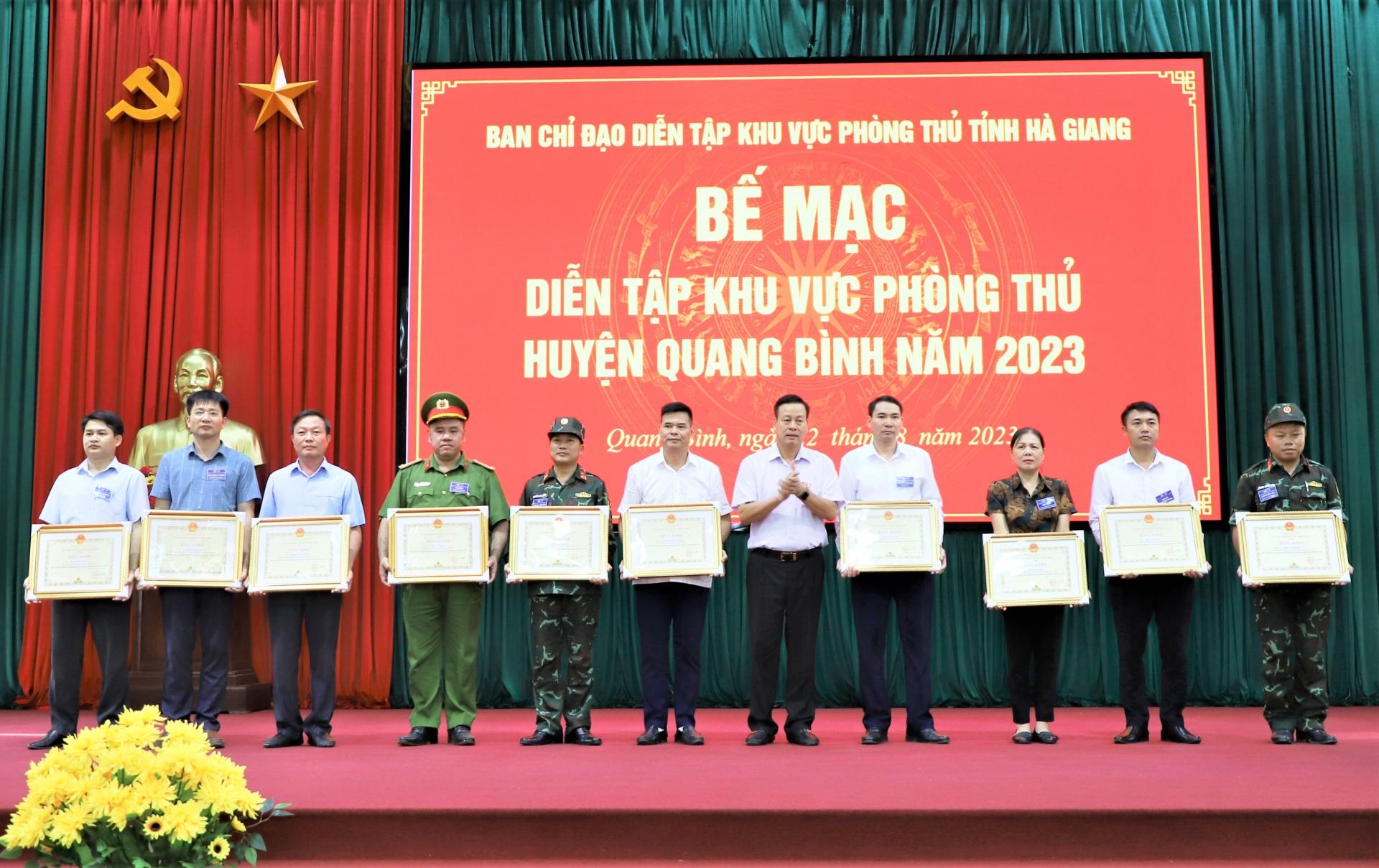 Chủ tịch UBND tỉnh Nguyễn Văn Sơn tặng Bằng khen cho các tập thể có thành tích xuất sắc trong diễn tập KVPT huyện.