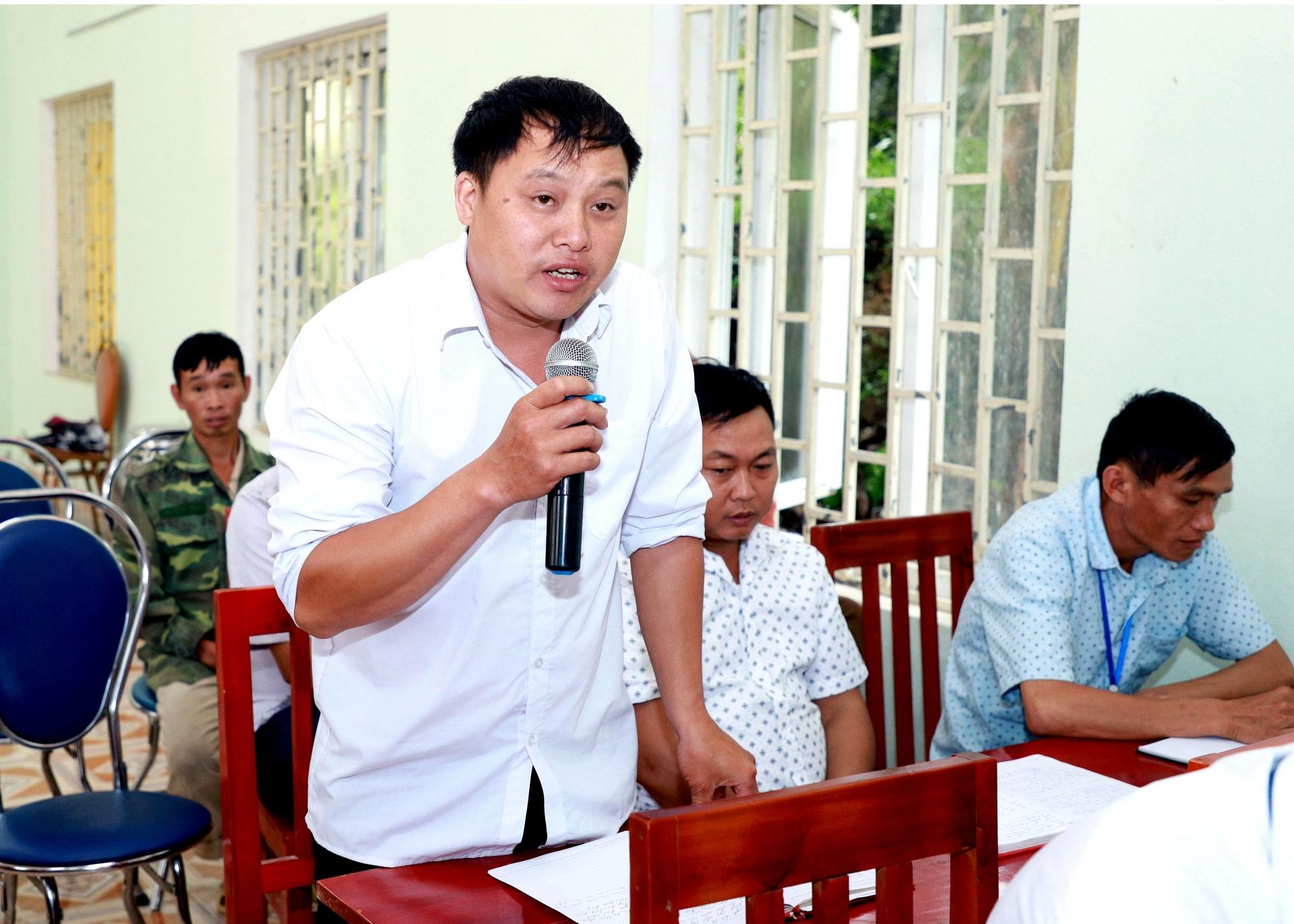 Đại diện cử tri xã Xín Chải kiến nghị với Đoàn đại biểu HĐND tỉnh.