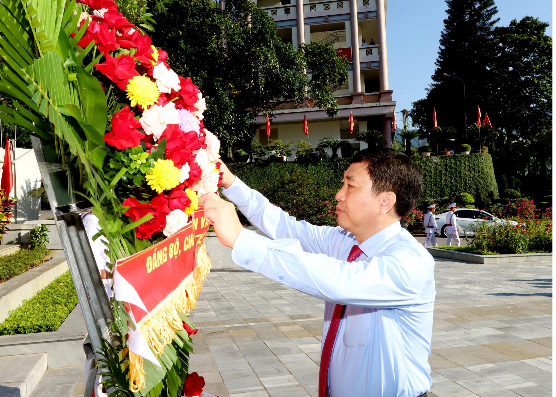 Quyền Bí thư Tỉnh ủy Nguyễn Mạnh Dũng chỉnh vòng hoa dâng Bác