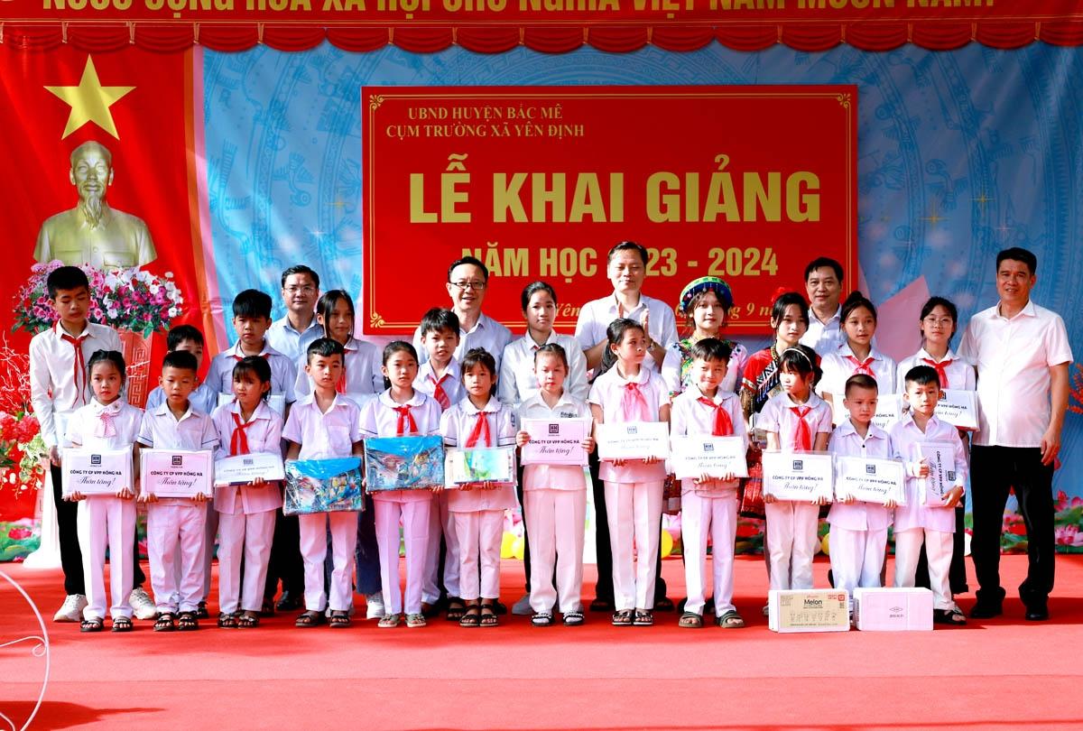 Phó Bí thư Thường trực Tỉnh ủy, Chủ tịch HĐND tỉnh Thào Hồng Sơn cùng các đại biểu tặng quà các em học sinh xã Yên Định (Bắc Mê).
