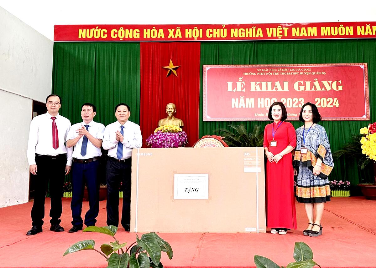 Phó Chủ tịch HĐND tỉnh Hoàng Văn Vịnh tặng quà Trường PTDT Nội trú THCS&THPT huyện Quản Bạ