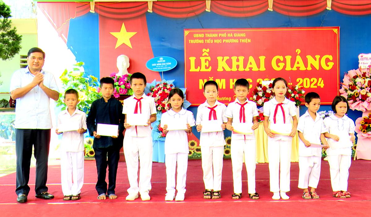 Bí thư Thành ủy Hầu Minh Lợi tặng quà cho các em học sinh có hoàn cảnh khó khăn.