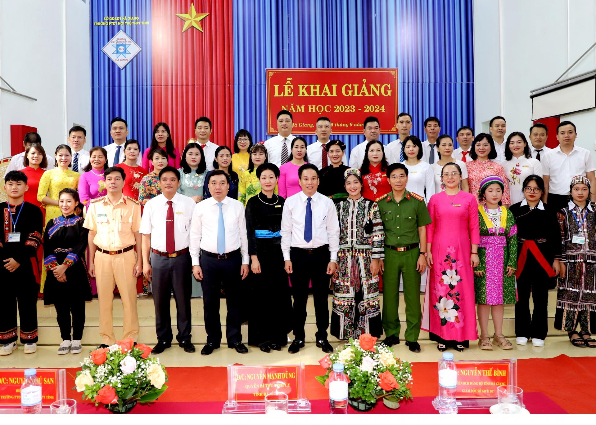 Quyền Bí thư Tỉnh ủy Nguyễn Mạnh Dũng và các đại biểu chụp ảnh lưu niệm với các thầy, cô giáo Trường PTDTNT THPT tỉnh.
