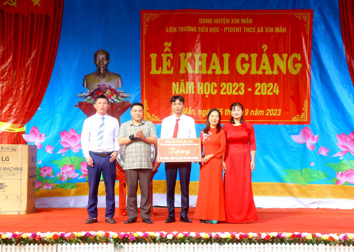 Phó Chủ tịch Thường trực UBND tỉnh tặng quà chúc mừng năm học mới cho liên trường Tiểu học và PTDT Nội trú xã Xín Mần.