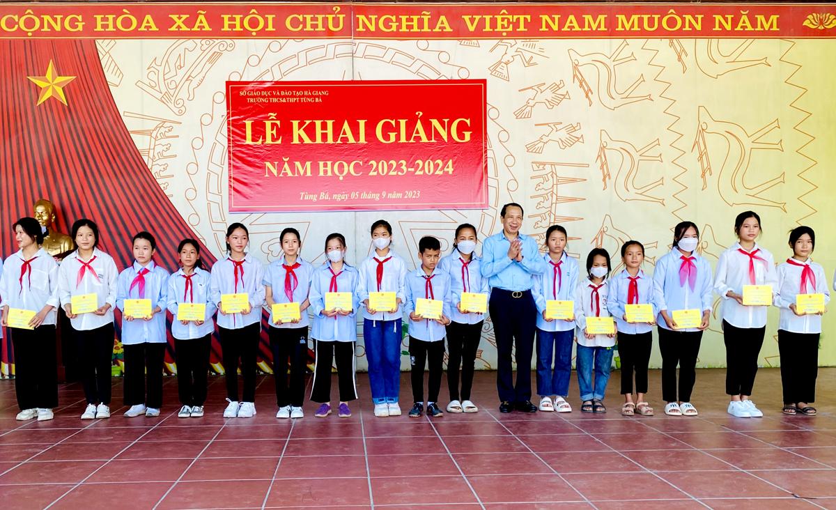 Phó Chủ tịch UBND tỉnh Trần Đức Quý trao học bổng cho học sinh nghèo học giỏi Trường THCS&THPT Tùng Bá.