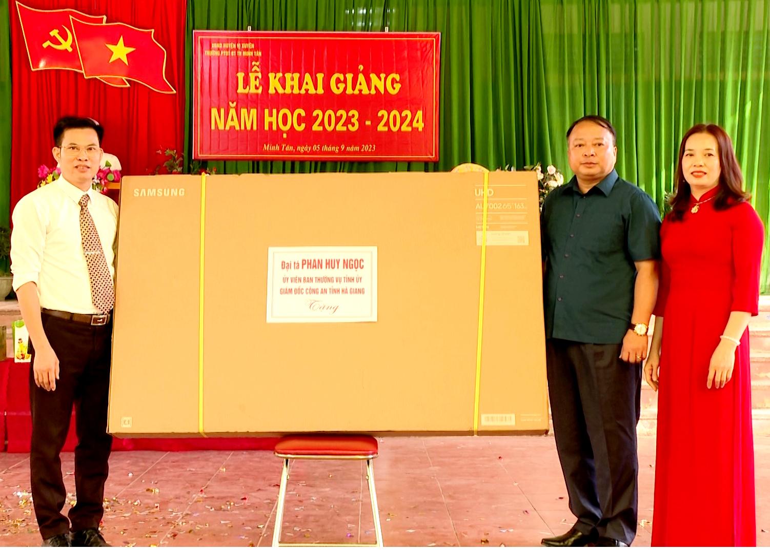 Đại tá Phan Huy Ngọc, Giám đốc Công an tỉnh tặng tivi cho Trường PTDTBT Tiểu học Minh Tân