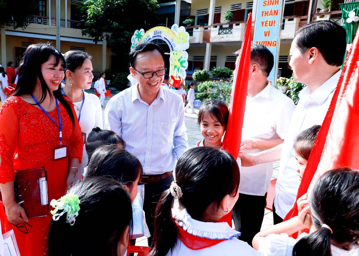 Phó Bí thư Thường trực Tỉnh ủy, Chủ tịch HĐND tỉnh Thào Hồng Sơn trò chuyện với thầy, cô giáo, học sinh xã Yên Định (Bắc Mê).