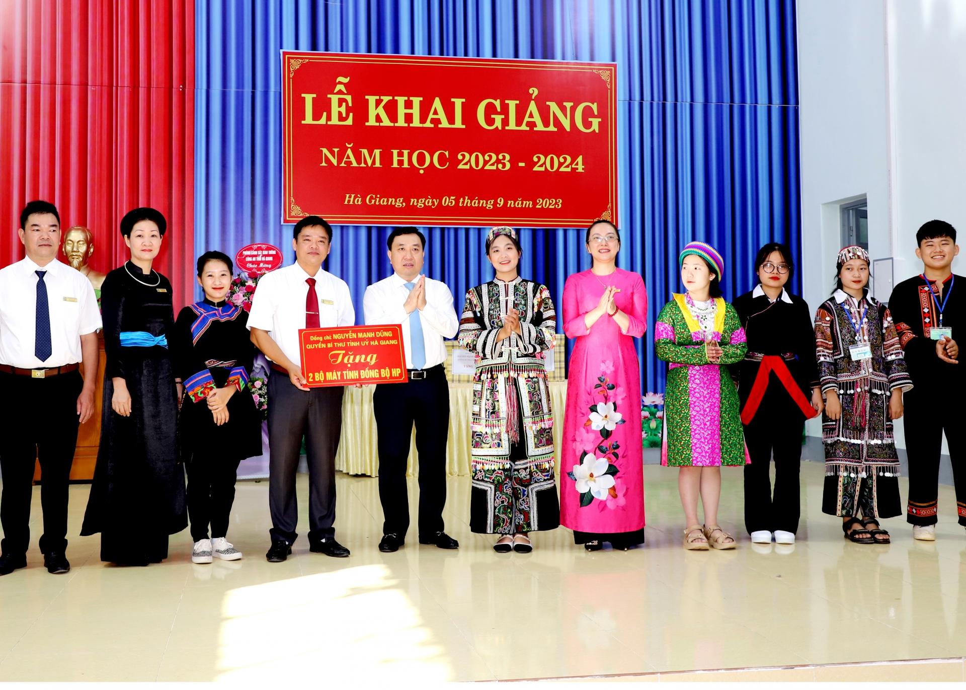 Quyền Bí thư Tỉnh ủy Nguyễn Mạnh Dũng tặng quà Trường PTDTNT THPT tỉnh.