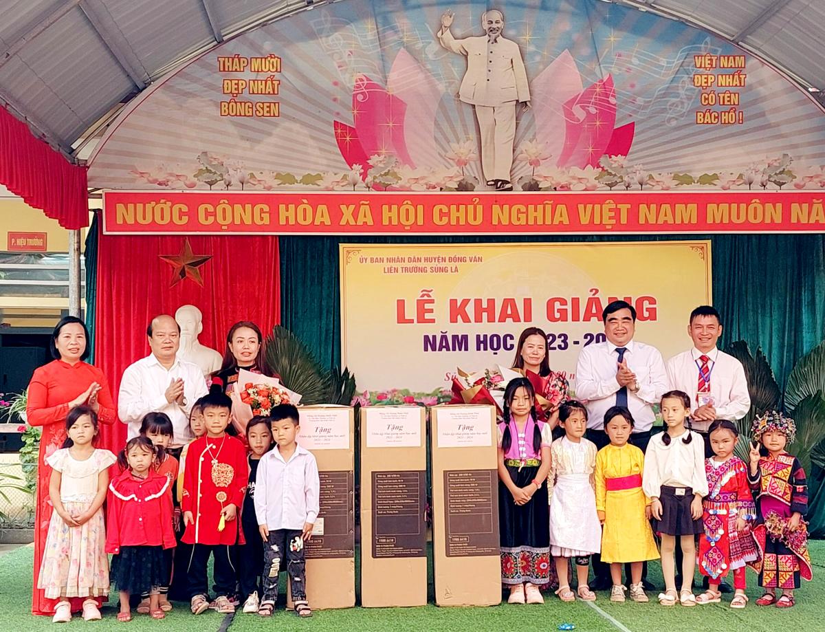 Trưởng ban Nội chính Tỉnh ủy Hoàng Đình Phới và lãnh đạo huyện Đồng Văn tặng quà thầy và trò liên trường xã Sủng Là