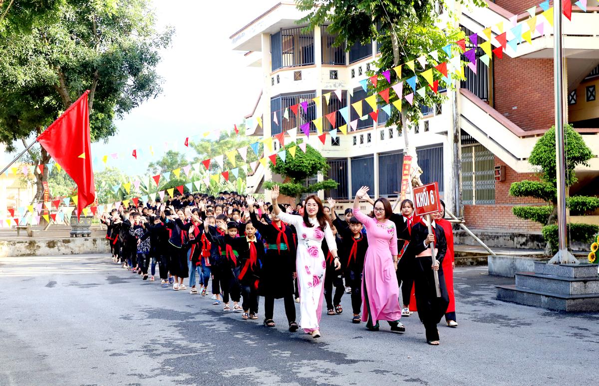 Trường Phổ thông Dân tộc Nội trú THCS&THPT Bắc Quang đón học sinh lớp 6.