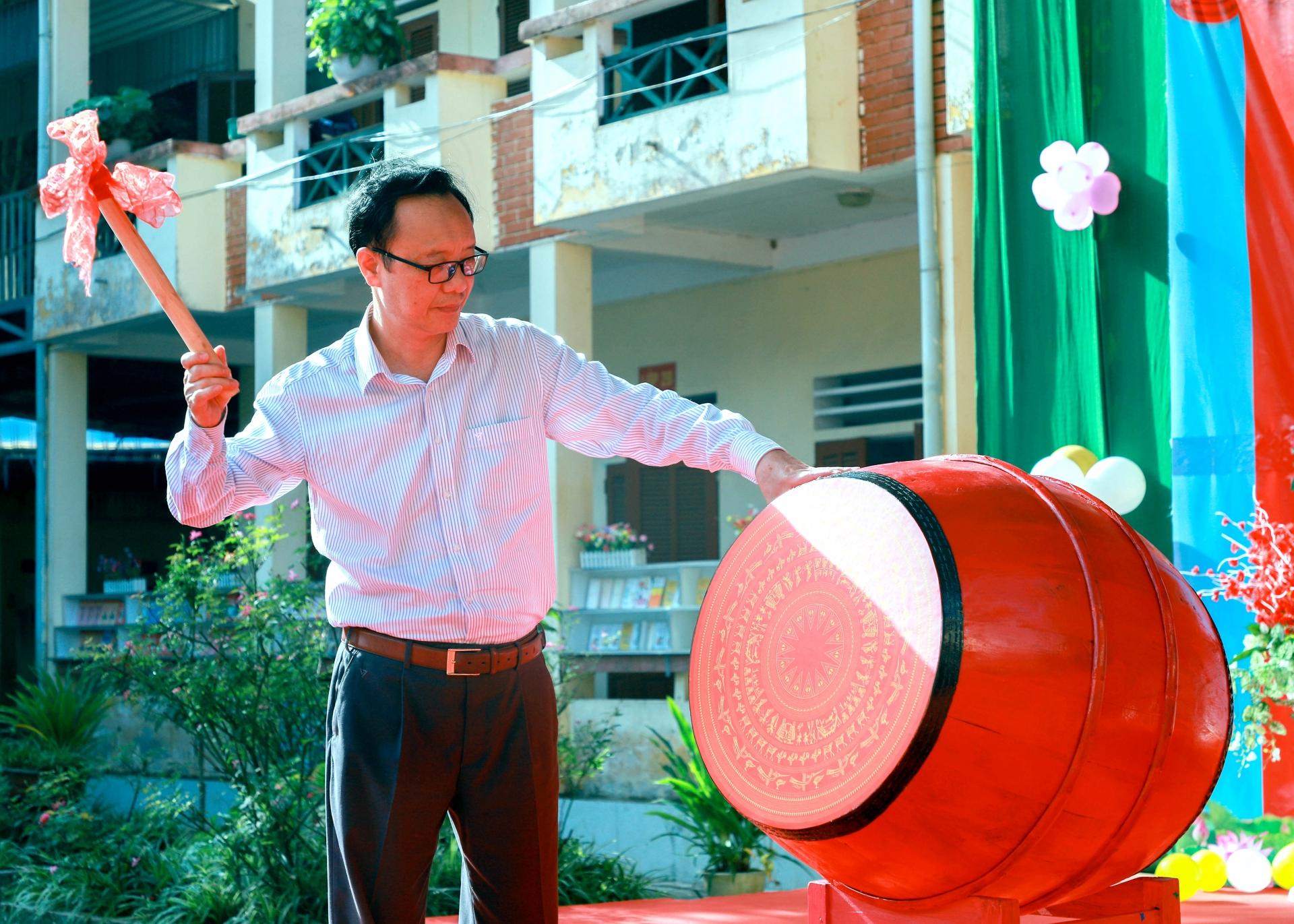 Phó Bí thư Thường trực Tỉnh ủy, Chủ tịch HĐND tỉnh Thào Hồng Sơn đã đánh hồi trống khai trường.