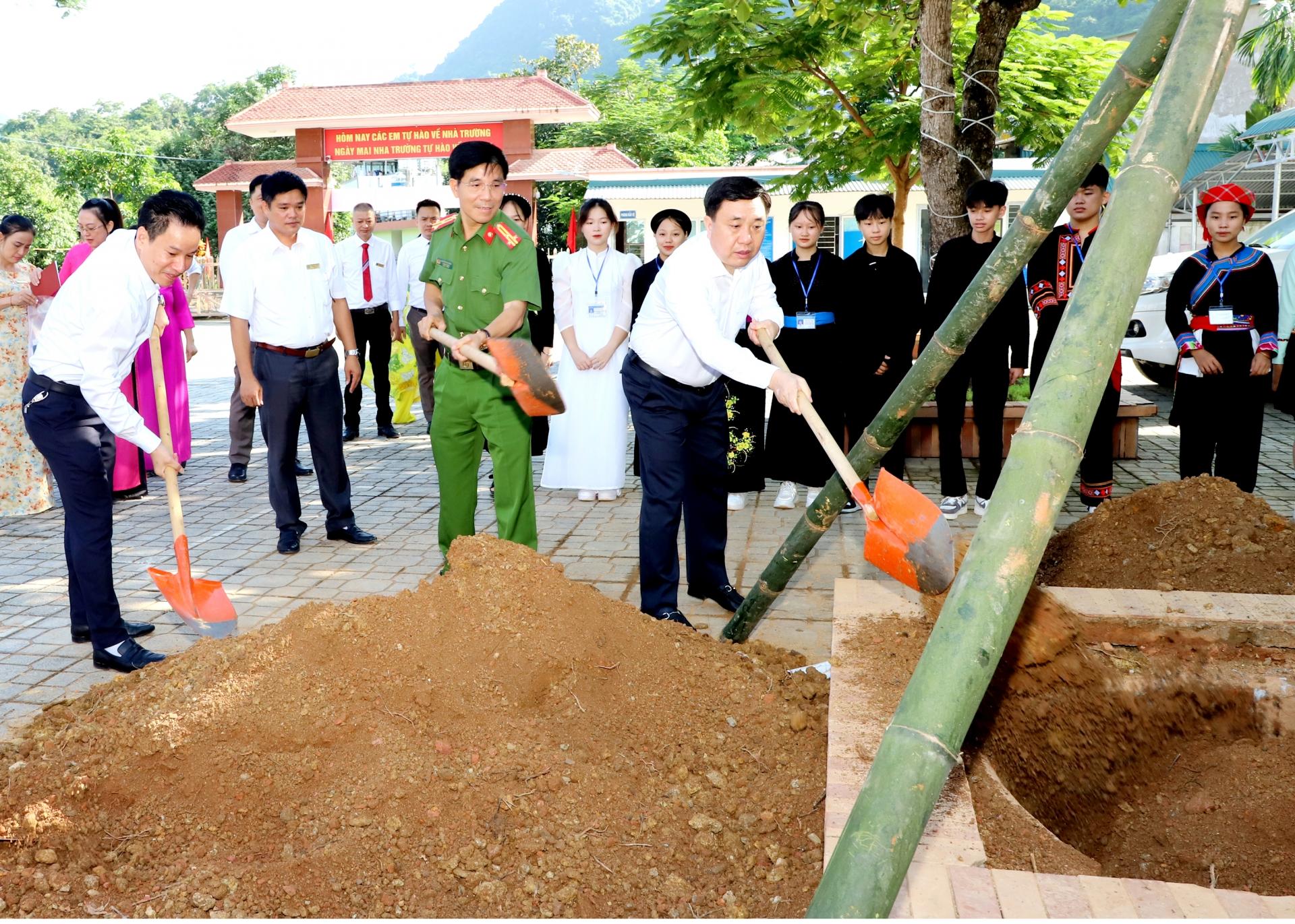 Quyền Bí thư Tỉnh ủy Nguyễn Mạnh Dũng trồng cây lưu niệm trong khuôn viên Trường PTDTNT THPT tỉnh.