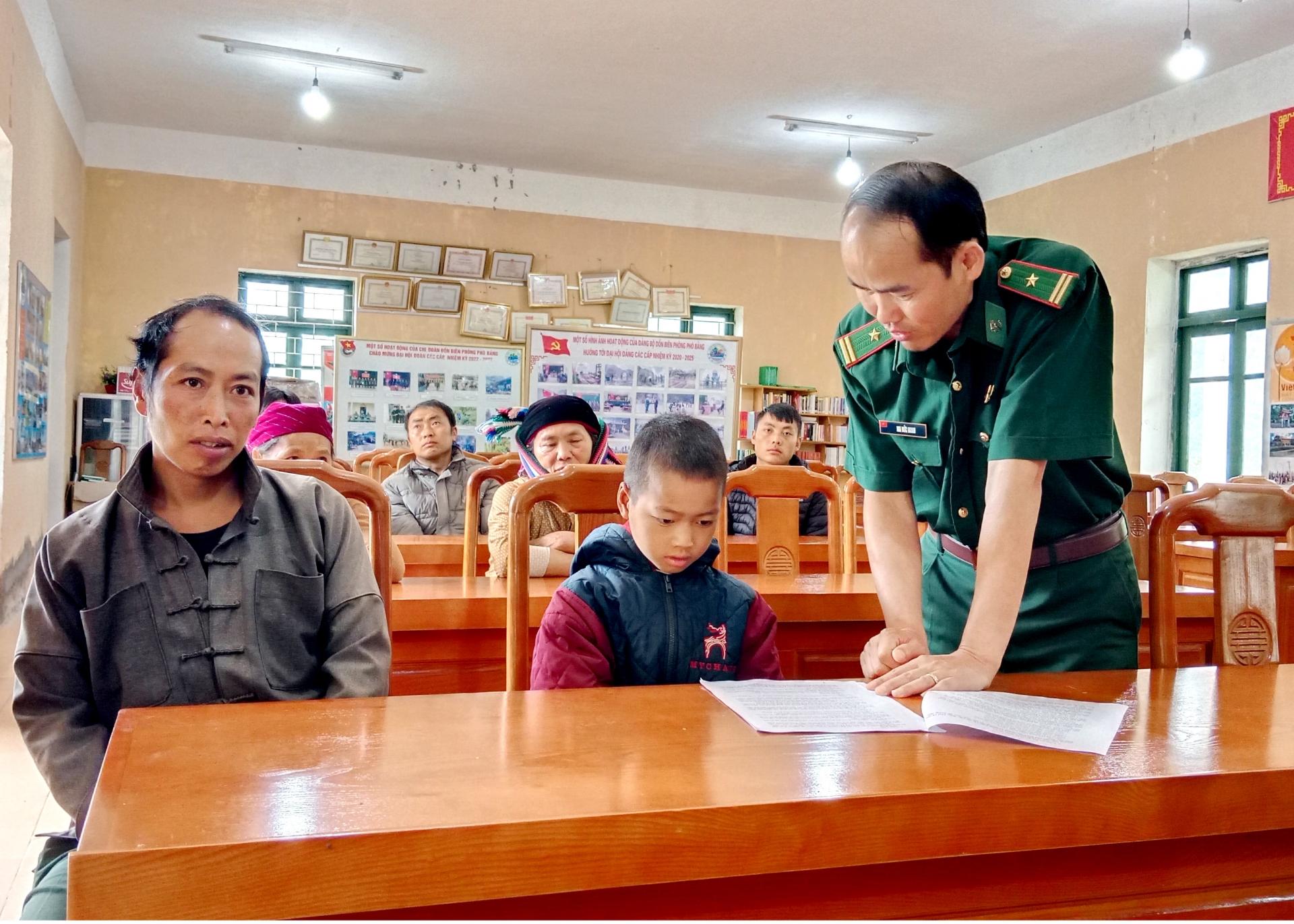 Thiếu tá Ma Đức Minh, Chính trị viên Đồn Biên phòng Phó Bảng phổ biến các chính sách hỗ trợ học sinh.