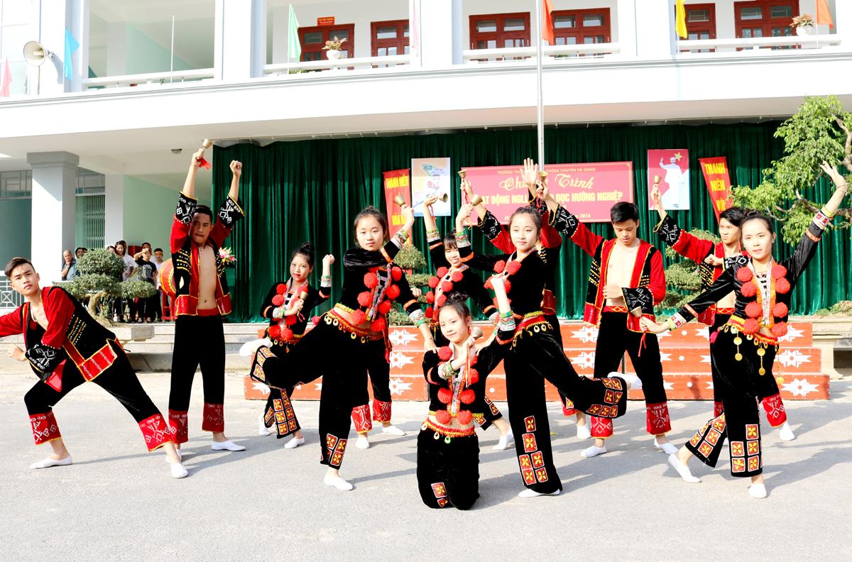 Học sinh trường Trung học phổ thông Chuyên tỉnh múa truyền thống dân tộc Dao.