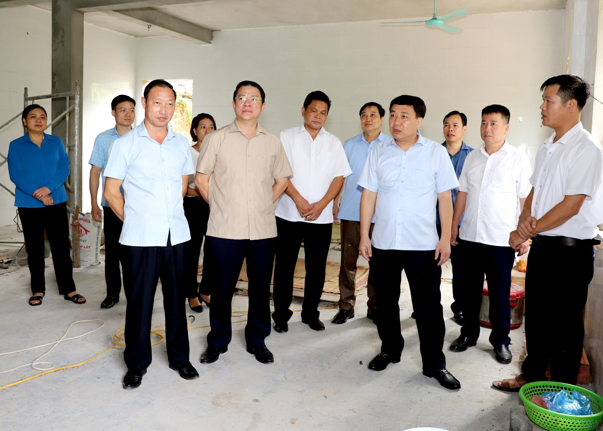 Quyền Bí thư Tỉnh ủy Nguyễn Mạnh Dũng đến thăm, kiểm tra tiến độ xây dựng bếp ăn của Trường Dân tộc nội trú THCS và THPT huyện Hoàng Su Phì.