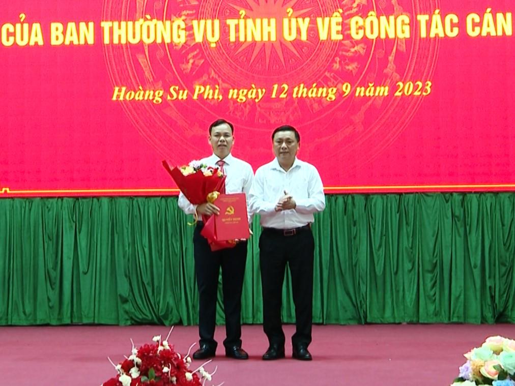 Trưởng ban Tổ chức Tỉnh ủy Nguyễn Minh Tiến trao Quyết định của BTV Tỉnh ủy cho đồng chí Trần Quang Bằng.