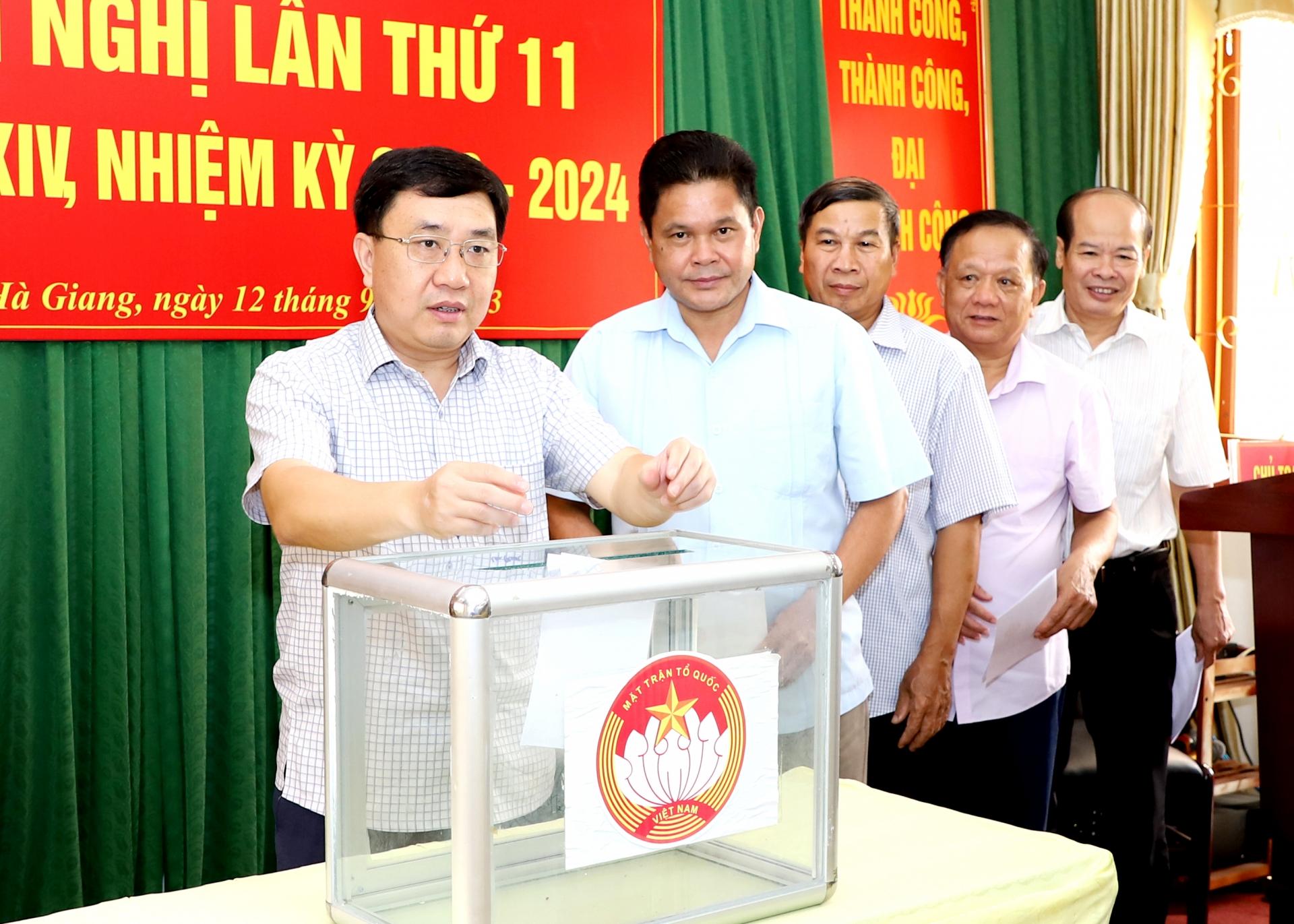 Quyền Bí thư Tỉnh ủy Nguyễn Mạnh Dũng và các đại biểu bỏ phiếu tín nhiệm đối với đồng chí Vàng Seo Cón, Chủ tịch Ủy ban MTTQ tỉnh.