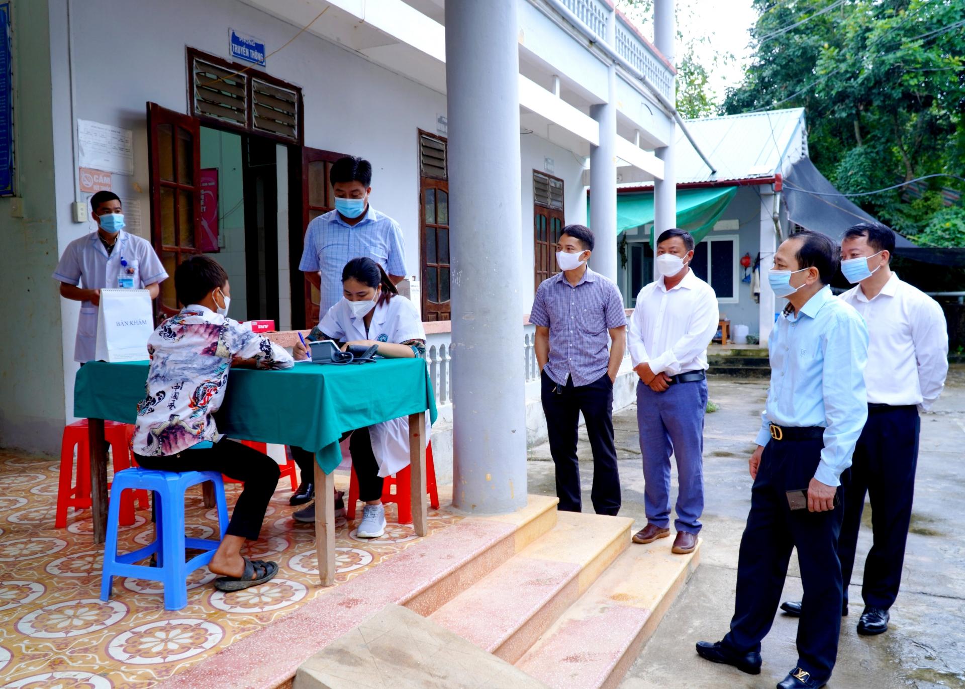 Phó Chủ tịch UBND tỉnh Trần Đức Quý kiểm tra công tác tiêm phòng cho học sinh Trường PTDTBT THCS xã Khâu Vai.