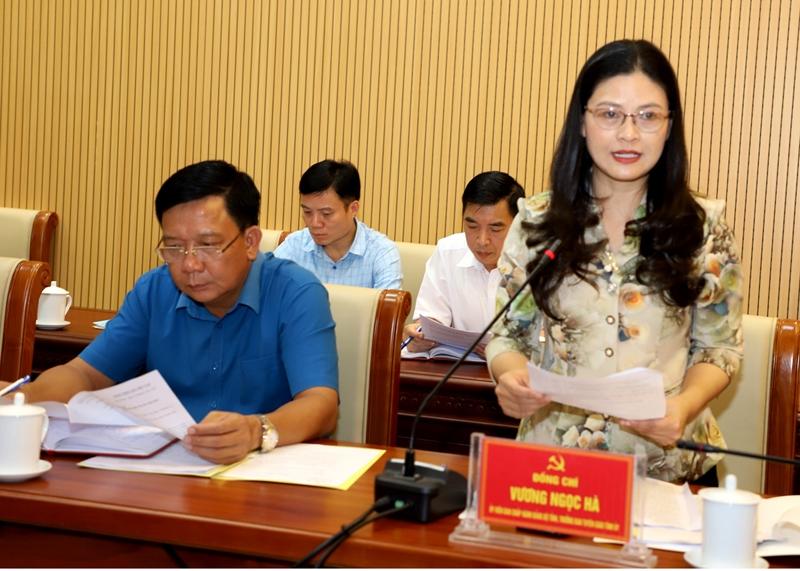 Trưởng ban Tuyên giáo Tỉnh ủy Vương Ngọc Hà báo cáo công tác tại buổi làm việc.
