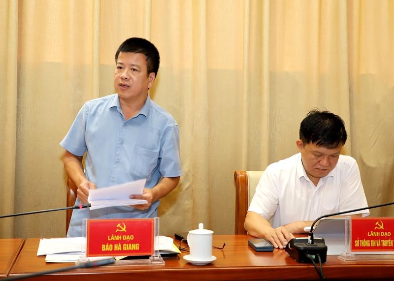 Tổng Biên tập Báo Hà Giang Nguyễn Trung Thu báo cáo về công tác tuyên truyền tại buổi làm việc.