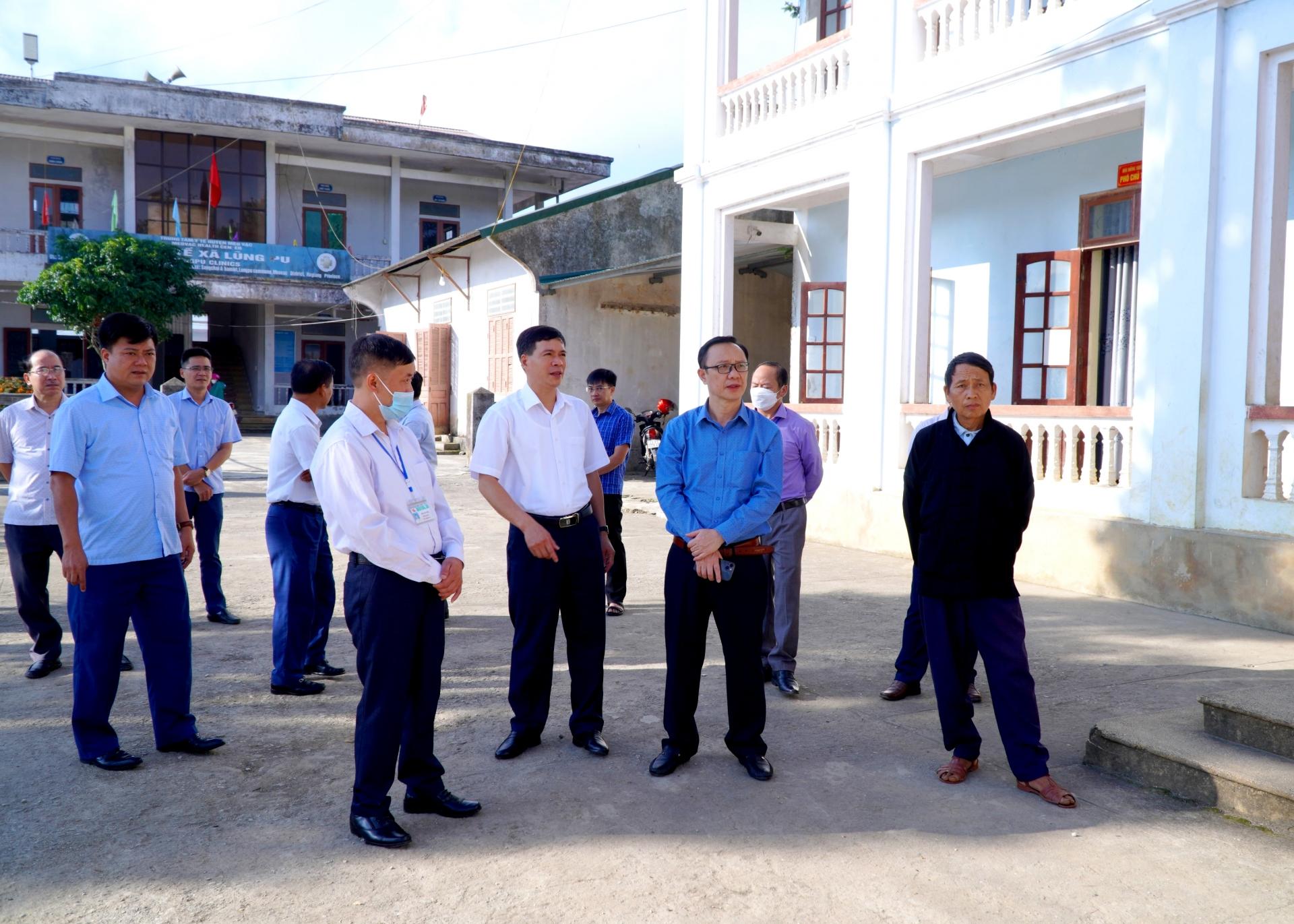 Phó Bí thư Thường trực Tỉnh ủy, Chủ tịch HĐND tỉnh Thào Hồng Sơn kiểm tra công tác phòng, chống dịch bệnh Bạch hầu tại xã Lũng Pù.
