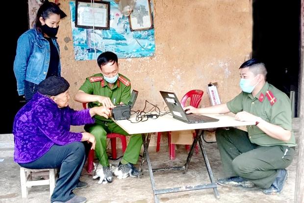 Cán bộ Công an huyện Đồng Văn đến nhà làm Căn cước công dân cho các cụ già.