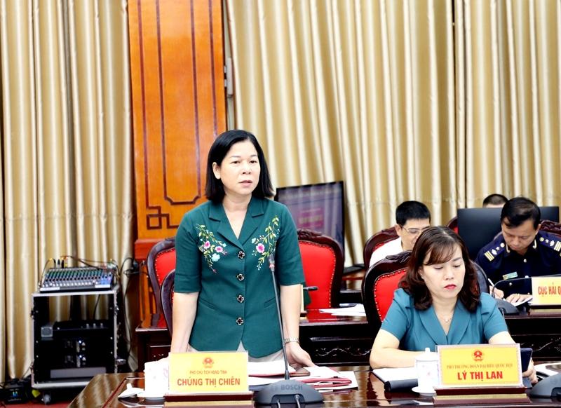 Phó Chủ tịch Thường trực HĐND tỉnh Chúng Thị Chiên đề nghị UBND tỉnh có sự chỉ đạo để tháo gỡ khó khăn về giáo viên cho ngành Giáo dục.
