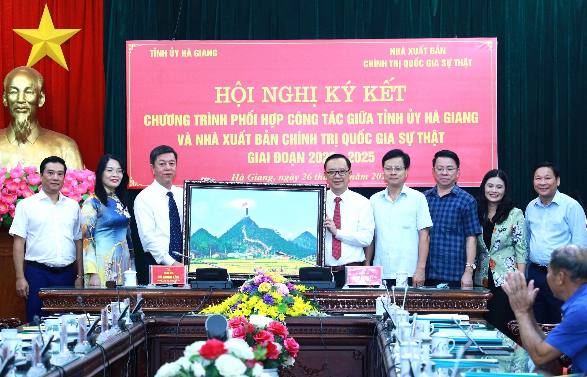 Đồng chí Thào Hồng Sơn tặng Giám đốc, Tổng Biên tập Nhà xuất bản Chính trị Quốc gia Sự thật Vũ Trọng Lâm bức ảnh Cột cờ Quốc gia Lũng Cú.