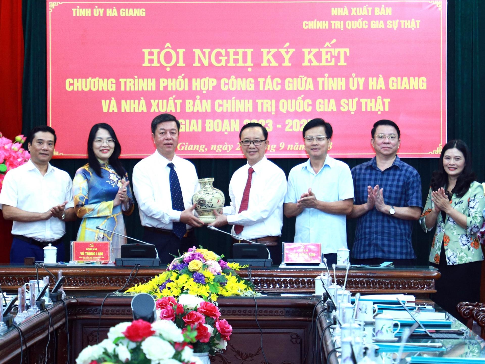 Đồng chí Vũ Trọng Lâm tặng quà Phó Bí thư Thường trực Tỉnh ủy, Chủ tịch HĐND tỉnh Thào Hồng Sơn.