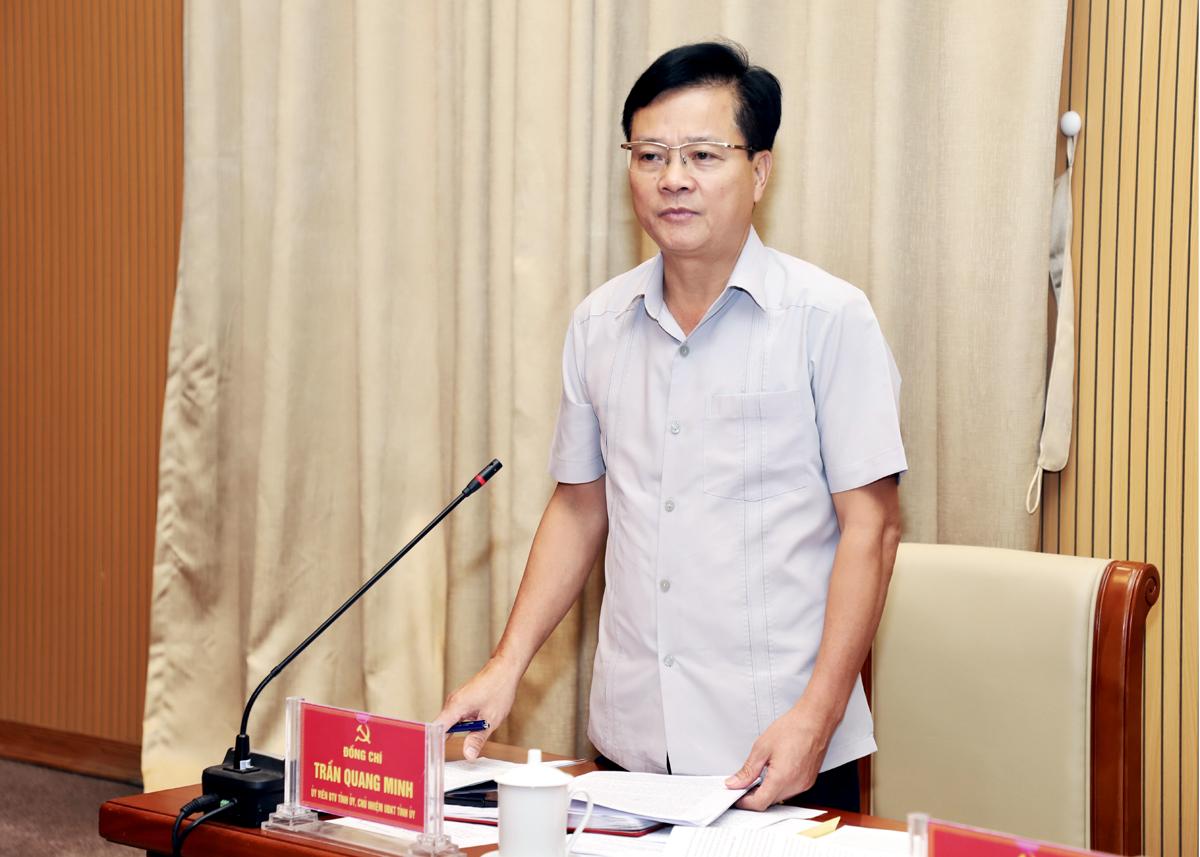 Chủ nhiệm Ủy ban Kiểm tra Tỉnh ủy Trần Quang Minh thảo luận tại buổi giao ban