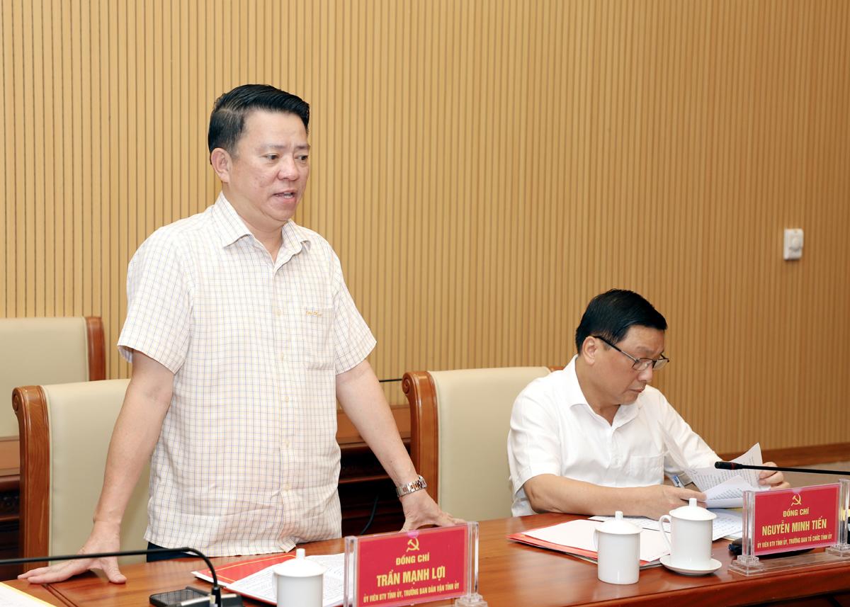 Trưởng Ban Dân vận Tỉnh ủy Trần Mạnh Lợi thảo luận tại cuộc họp