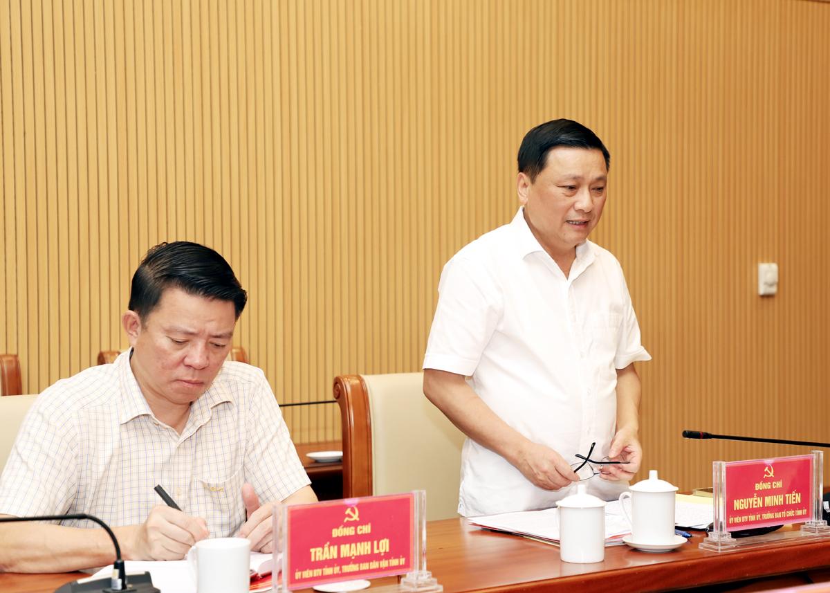 Trưởng ban Tổ chức Tỉnh ủy Nguyễn Minh Tiến thảo luận tại buổi giao ban