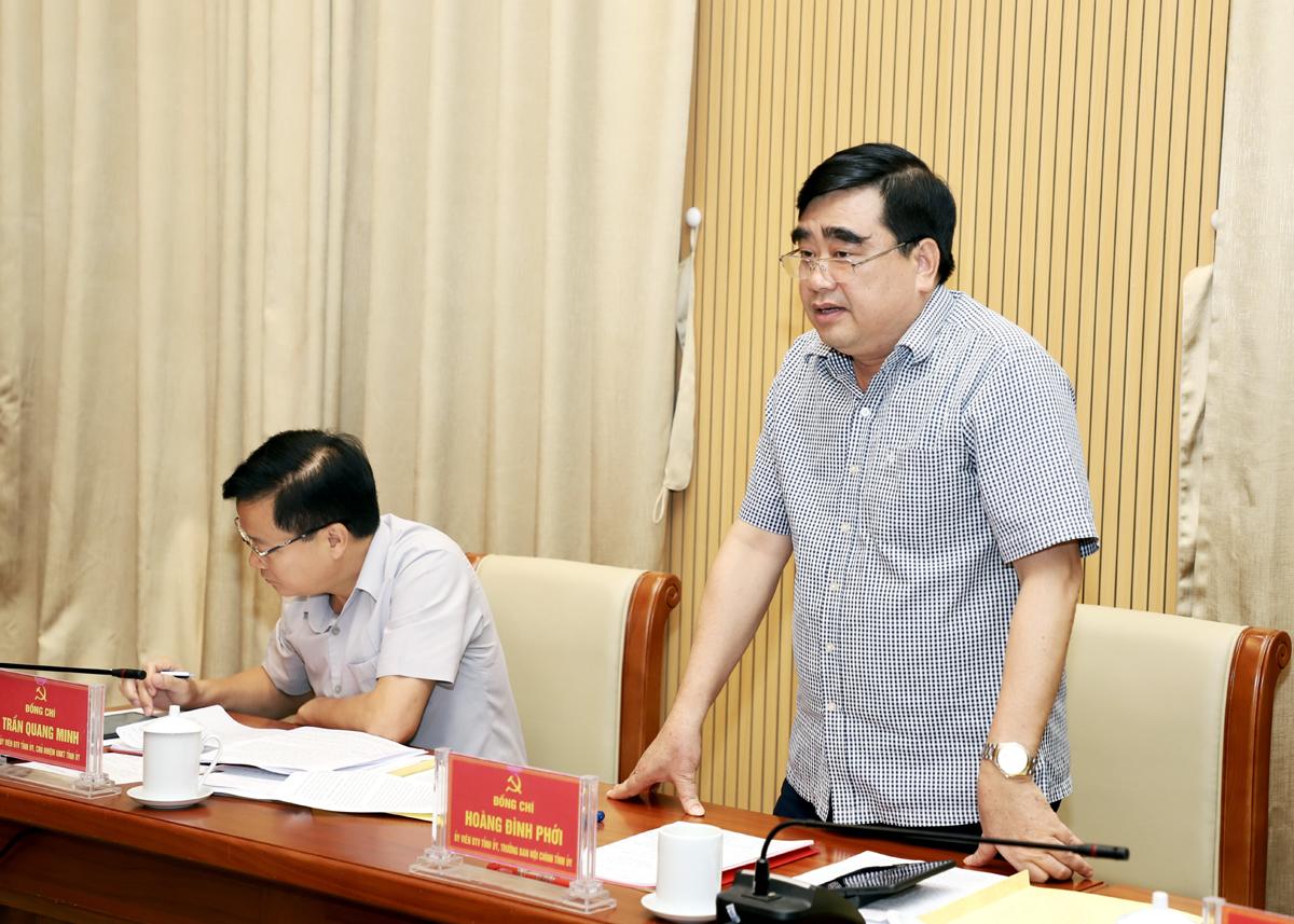Trưởng ban Nội chính Tỉnh ủy Hoàng Đình Phới thảo luận tại cuộc họp