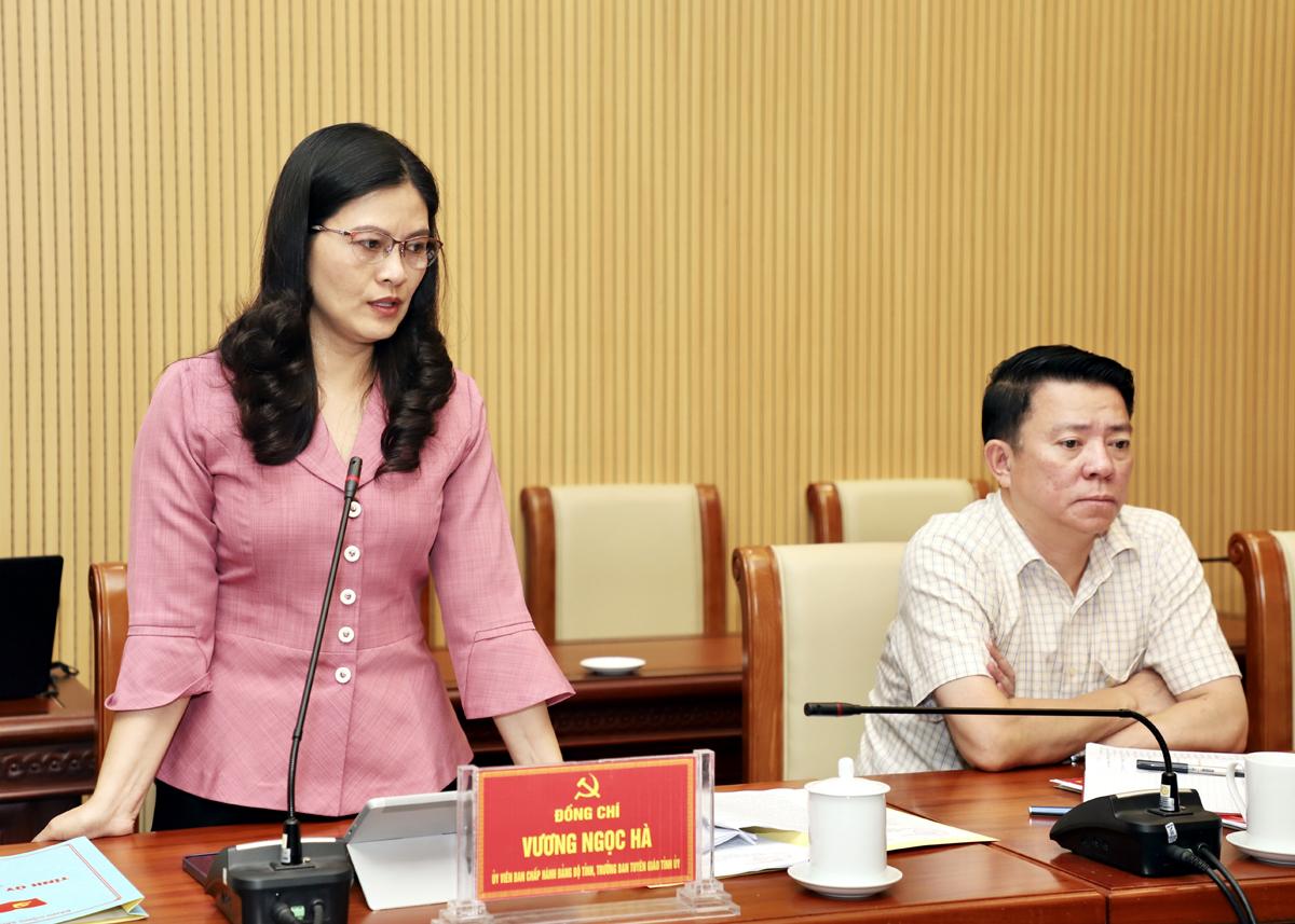 Trưởng Ban Tuyên giáo Tỉnh ủy Vương Ngọc Hà thảo luận tại buổi giao ban